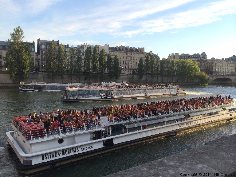 Btar som kr turister p Seine