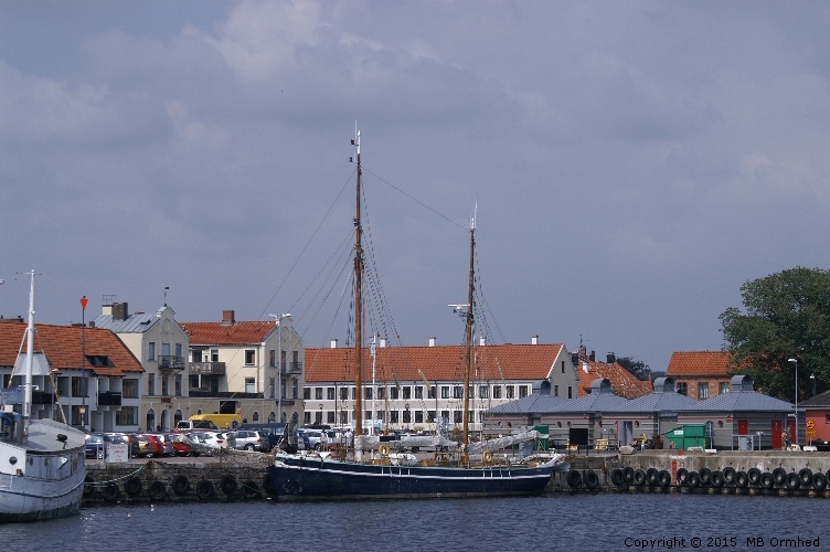 Ett segelfartyg i Simrishamns hamn.