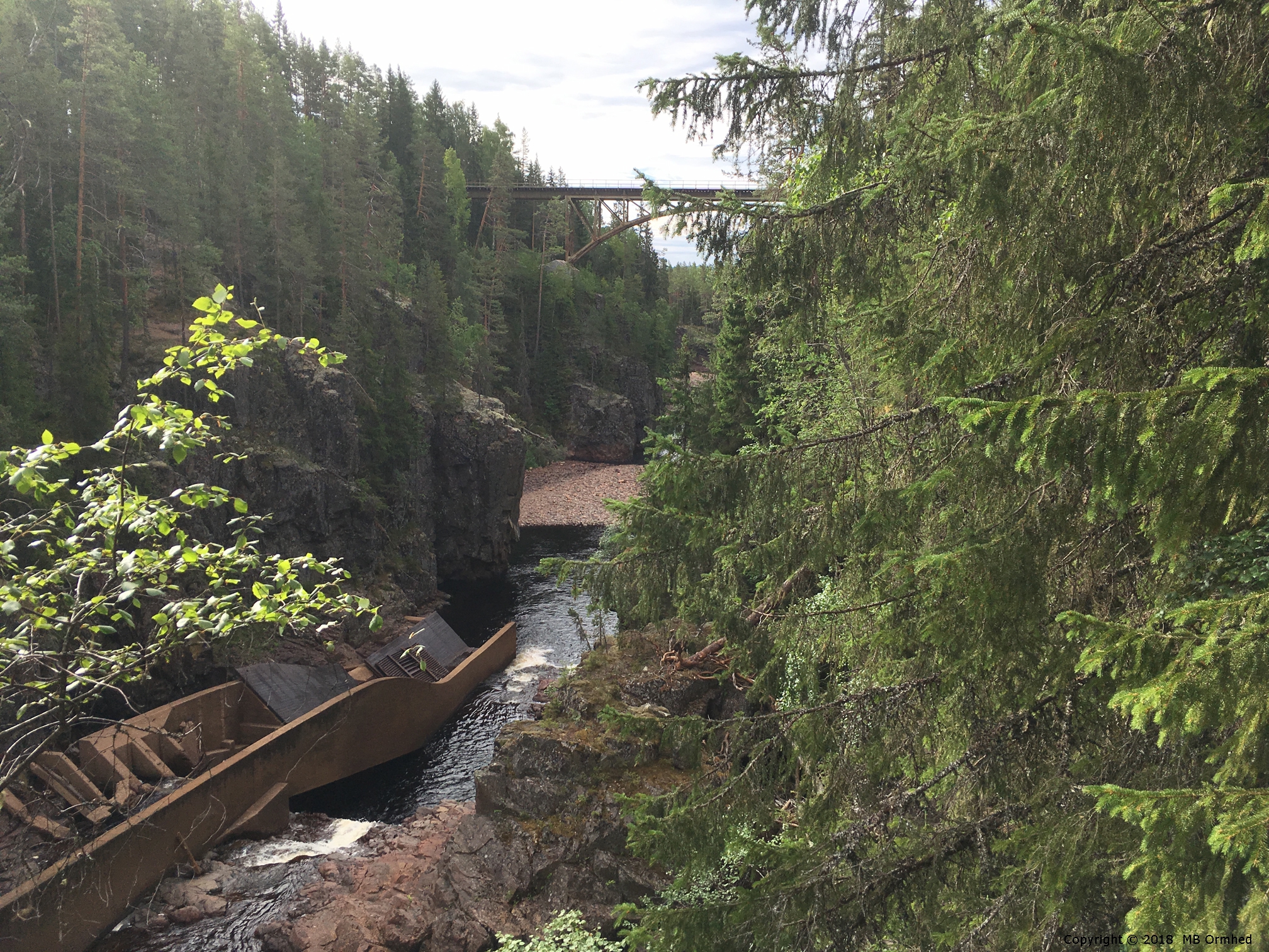 Storstupet med Inlandsbanans bro i bakgrunden.