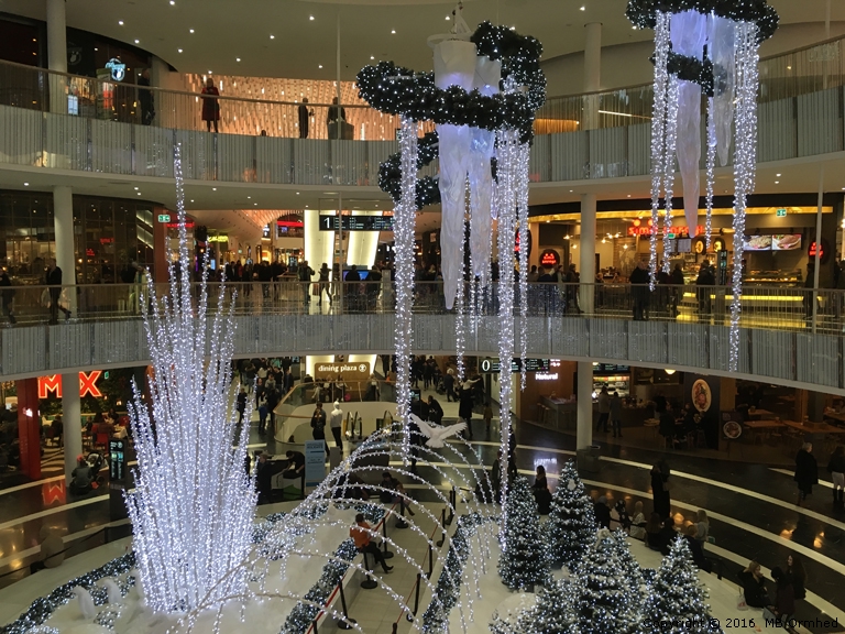 Konstgjorda istappar i Mall of Scandinavia, Solna.