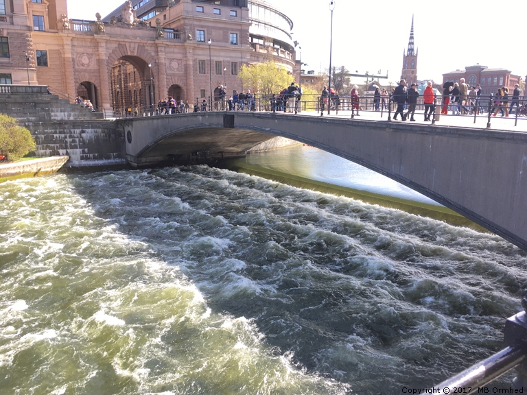 Rejl fart p vattnet under Riksbron.