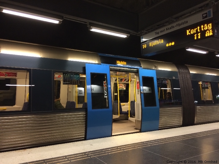 Ett tg p Vstra skogens tunnelbanestation, Solna