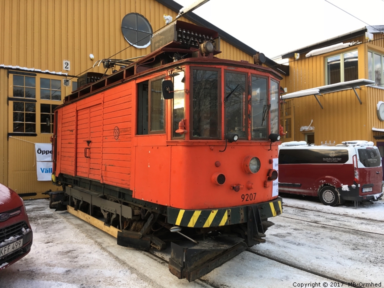 En arbetsvagn utanfr vagnhallen p Djurgrden.