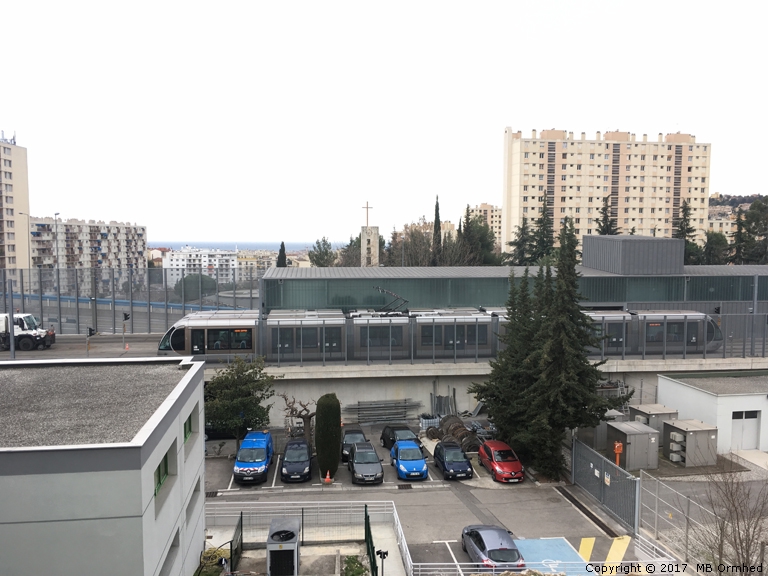 En av Nices sprvagnar p vg in till depn.