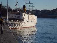 Waxholmsbolagets Vstan i Stockholm.
Fartyget byggdes p Motala verkstad r 1900, tar 180 passagerare och gr i 12 knop. Waxholmsbolaget kpte henne 1937. K-mrkt sedan 2012.
Bilden tagen: 2013-02-02
Publicerad: 2013-03-24