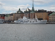 M/S Teaterskeppet, vid Skeppsbron i Stockholm.

Fartyget byggdes 1959 i Portugal och levererades med namnet Vgbingur till Frarna. Efter att ha tjnstgjort som fiskefartyg, s sldes det 1981 till Gteborg. 1982 kptes det av Rederi AB Sommar & Sol som renoverade fartyget till passagerarfartyg (vilket tog 6 r) p Gshaga Varv. 2004 kpte M/S Teaterskeppet fartyget.

Fartyget fr ta 300 passagerare.
Lngd: 61 meter, bredd: 9,78 meter, fart: 12 knop.
Bilden tagen: 2013-07-20
Publicerad: 2013-11-24