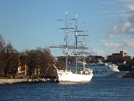 Af Chapman med en av Birkas btar i bakgrunden. Fartyget, som r en tremastad fullriggare, byggdes 1888 i Whitehaven i England. Sedan 1949 fungerar fartyget som ett vandrarhem vid Skeppsholmen i Stockholm.
Bilden tagen: 2014-03-16
Publicerad: 2014-04-13