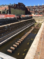 En av Kockums dvarande dockor i Malm. Numera anvnds den inte. I bakgrunden finns byggnader som tidigare anvndes av Kockums.
Bilden tagen: 2014-07-23
Publicerad: 2014-08-10