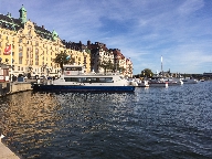 En eldriven SL-pendelbt, vid Nybroplan i Stockholm.
Bilden tagen: 2015-10-03
Publicerad: 2015-10-18