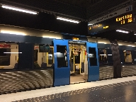 Ett tg p Vstra skogens tunnelbanestation i Solna, mot Hjulsta.
Bilden tagen: 2016-01-01
Publicerad: 2016-02-14