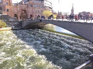 Rejl fart p vattnet under Riksbron, vid Riksdagshuset.
Bilden tagen: 2017-05-13
Publicerad: 2017-08-27