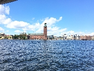 Stockholms stadshus frn vattnet (frn en pendelbt)
Bilden tagen: 2017-07-22
Publicerad: 2017-12-17