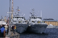 Minrjningsfartyg p Marinbasen i Karlskrona. I bakgrunden till hger korvetten "Helsingborg".
Bilden tagen: 2006-05-06