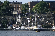 Under Tall Ships Races besk i Stockholm 2007 lg Estelle vid Stadsgrdskajen. Estelle r en tremastad stlskonare med bermudasegel engagerad i Fair trade, allts handel med rttvisemrkta produkter. Hon r registrerad i bo i Finland.
Lngd: 53m, bredd: 7,08m, djupgende: 3,35m, fart: 8 knop, upp till 11 knop under segel.
Bilden tagen: 2007-07-28
Publicerad: 2008-12-02