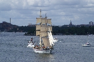 Briggen Tre Kronor p vg ut frn Stockholm i samband med Tall Ships Races 2007.
Lngd: 35m, bredd: 8,25m, djupgende: 3,25m, hsta mast: 29,5m. Marschfart: 8 knop, maxfart: 14 knop.
Bilden tagen: 2007-07-30
Publicerad: 2009-02-15