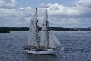 Gladan p vg ut frn Stockholm under Tall Ships Races 2007.
Lngd: 34,4m, bredd: 7,2m, djupgende: 4,2m, sjsatt: 1946.
Bilden tagen: 2007-07-30
Publicerad: 2009-03-15