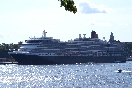 Queen Victoria vid Stadsgrden i Stockholm.
Fartyyget byggdes 2007 av Fincantieri och gs av Cunard.
Lngd: 294m, bredd: 32.3m, hjd: 54.5m, djupgende: 7.9m.
Har plats fr 2000 passagerare i 990 hytter.
86 procent av hytterna vetter ut mot fartygets sida och 71 procent har balkong.
Bilden tagen: 2009-08-09
Publicerad: 2009-12-27